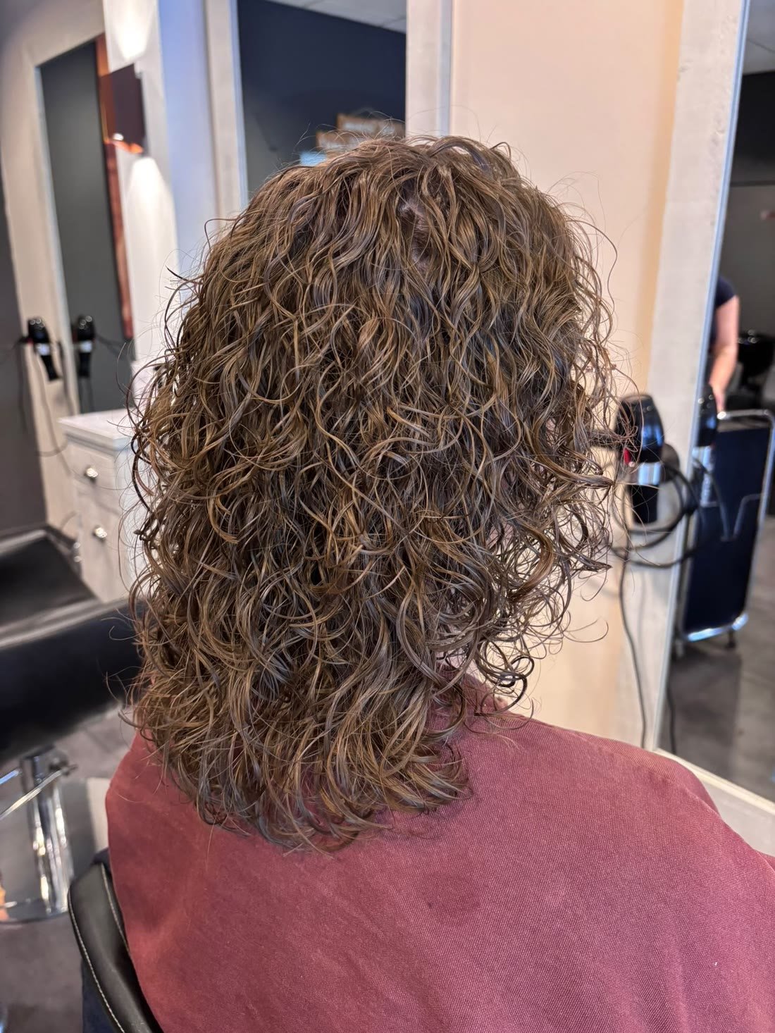 Glanzende bruine krullen na een haarherstelbehandeling