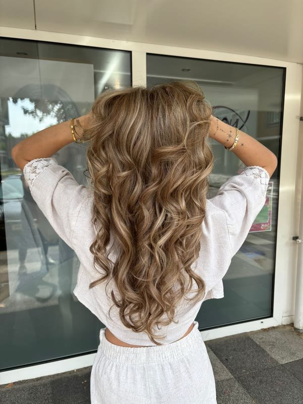 Lange bronde krullen met highlights