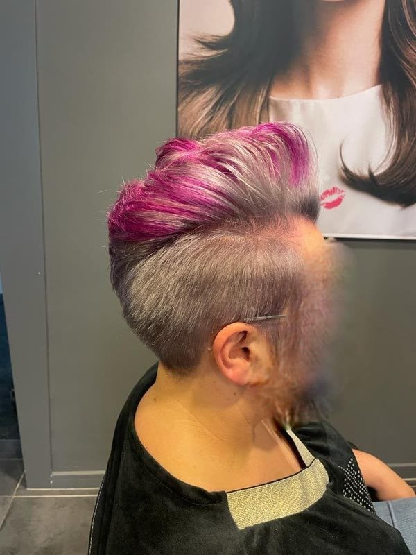 Opgeschoren zijkant met een felroze pluk bovenop