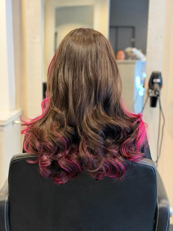 Bruin haar met roze punten, gestyled in de salon