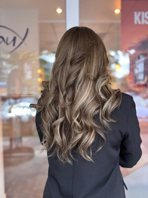 Asbruine balayage met golven tot op de rug
